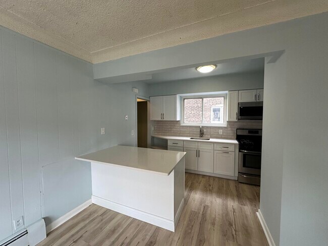 Building Photo - 8 Laird Pl