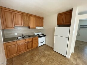 Building Photo - 305 N 10th St Building Photo - 305 N 10th St