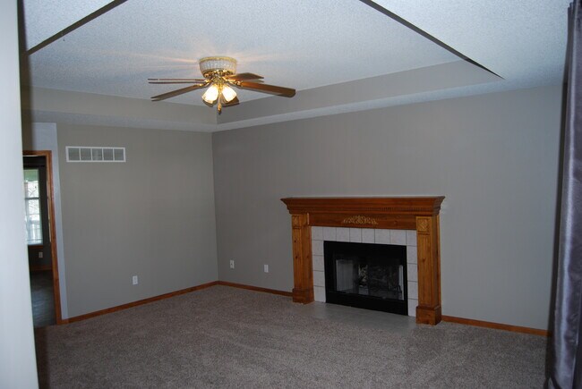 Livingroom - 1918 S Leslie Dr