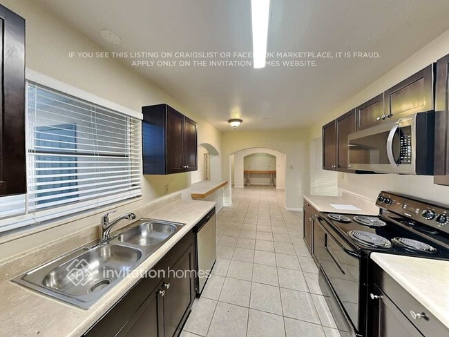 Building Photo - 1732 Rhoades Terrace
