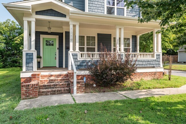 Foto del edificio - Cute Corner 3-bedroom home in Old East Durham