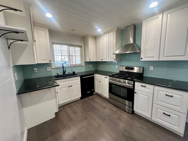 Building Photo - Newly Updated 3 Bedroom 2 Bathroom!