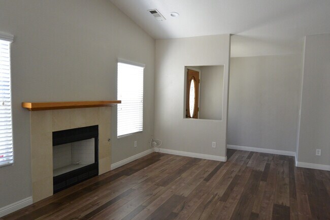 Foto del edificio - Beautiful 4 Bedroom, 2 Bathroom Condo in N...
