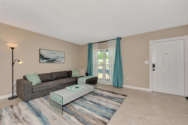 Foto del edificio - 818 Plum Tree Ln