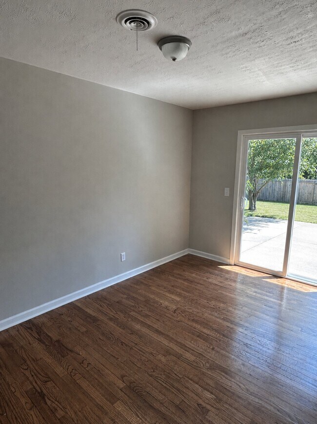 Foto del edificio - 2055 Fernwood Cir