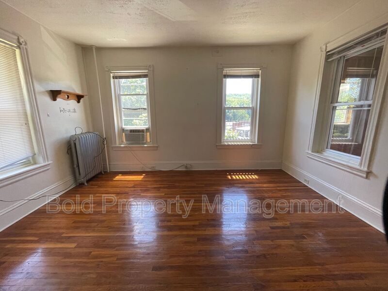 Primary Photo - 11 N Church St