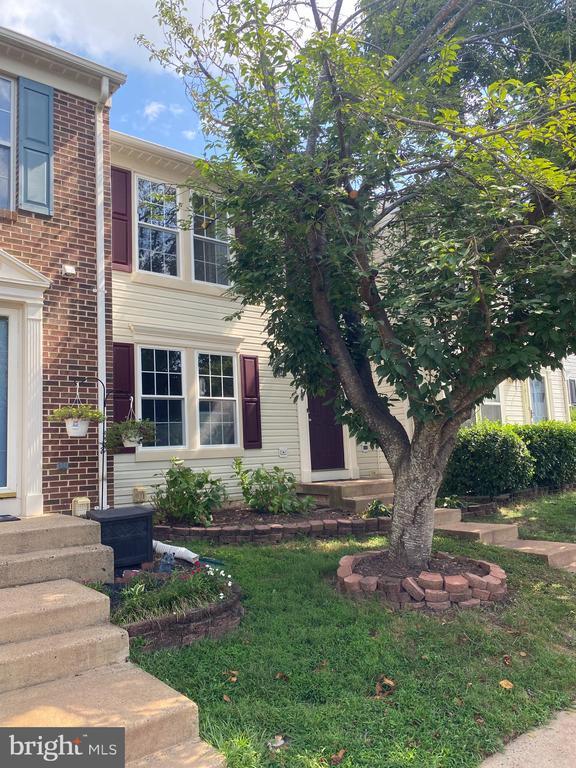 Foto del edificio - 7049 Rogue Forest Ln