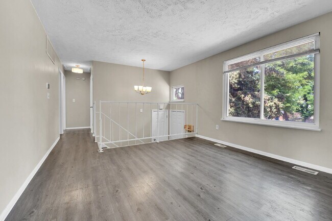 Foto del edificio - $2,995 - 4 Bed, 2 Bath Home in Aurora with...