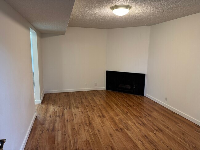 Building Photo - Magnussen Apartments