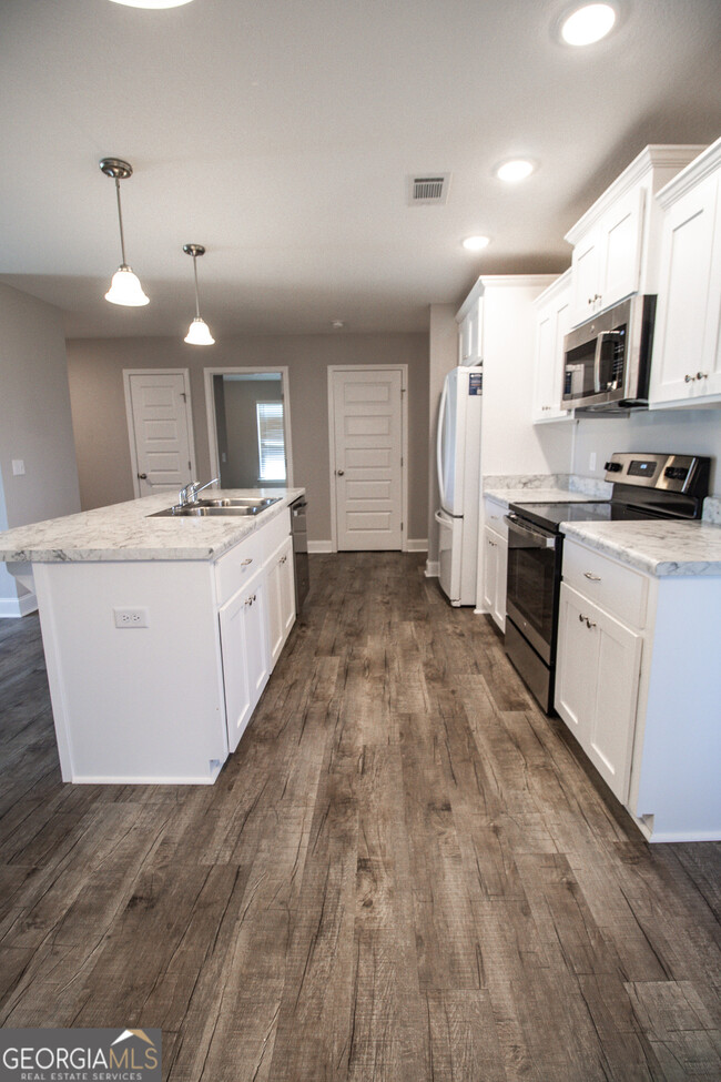 Building Photo - 7052 White Pine Ave