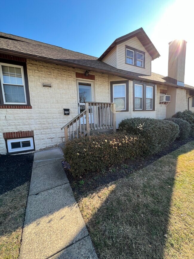 Entranceway - 2609 Broadway Ave