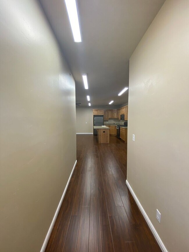 Building Photo - *utilities included* 3 bed 1 bath apartmen...