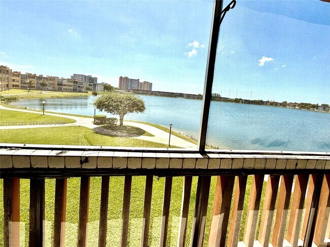 Building Photo - 1591 NE Miami Gardens Dr
