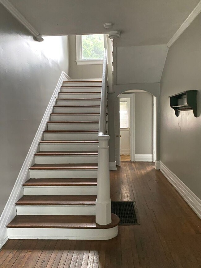 Building Photo - 4 bedroom 2.5 bath house with bonus room