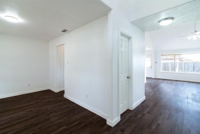 Building Photo - 2707 Troy Dr