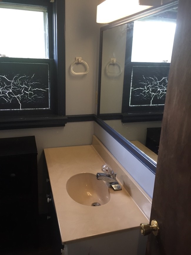 Building Photo - 709 N Maple St