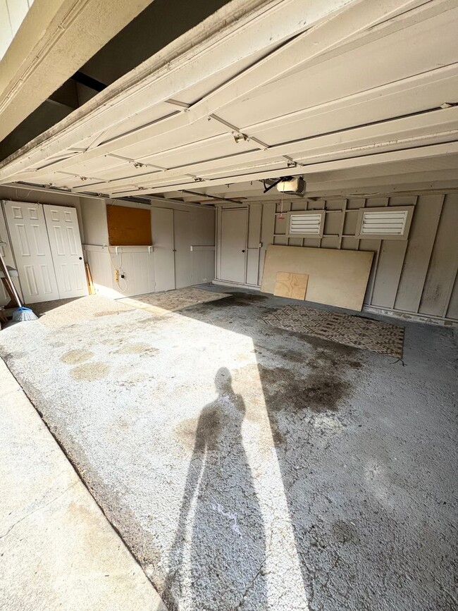 Building Photo - 3 bed, 2 bath w/ garage available now in K...