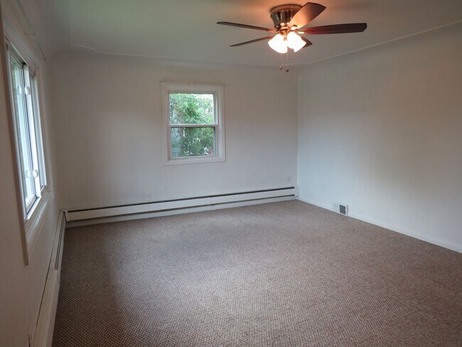 Building Photo - 4 Bed (2 non-egress) / 2 Bath