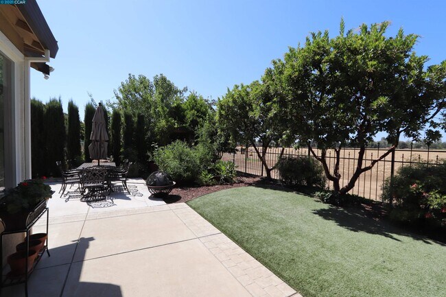 Building Photo - 903 Suntan Ln