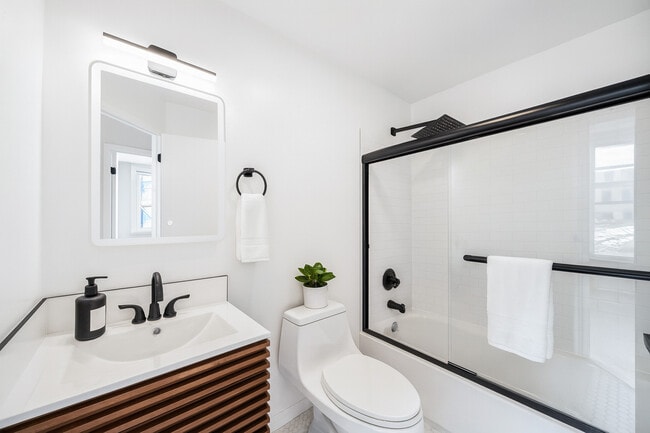 Foto del edificio - 2486 Hughes Ave