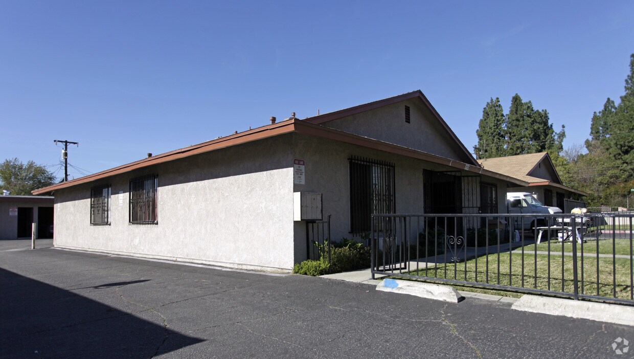 Foto principal - 321 N San Antonio Ave