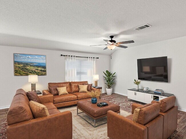Building Photo - "4-Bedroom Haven in Cibolo with Spacious L...