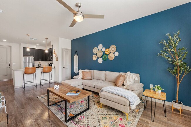 Building Photo - 711 W Broadway Rd