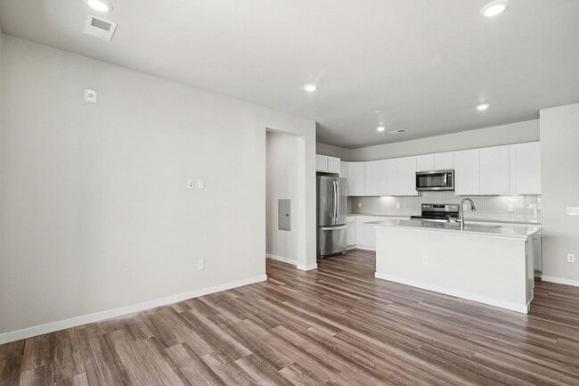 Building Photo - Updated 2 Bed / 2 Bath Corner Condo in Parker – Ground Level Convenience!