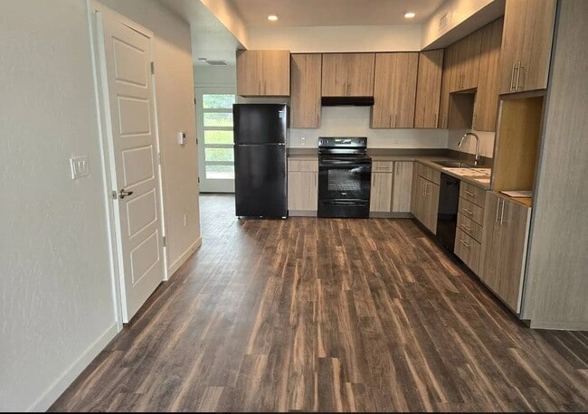 Building Photo - 702 Makenzie River Rd