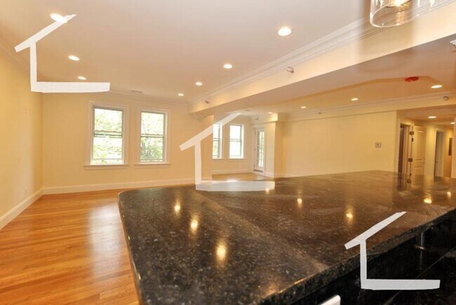 Foto del edificio - Charming 10 Bedroom- No Broker Fee-Rooftop Deck