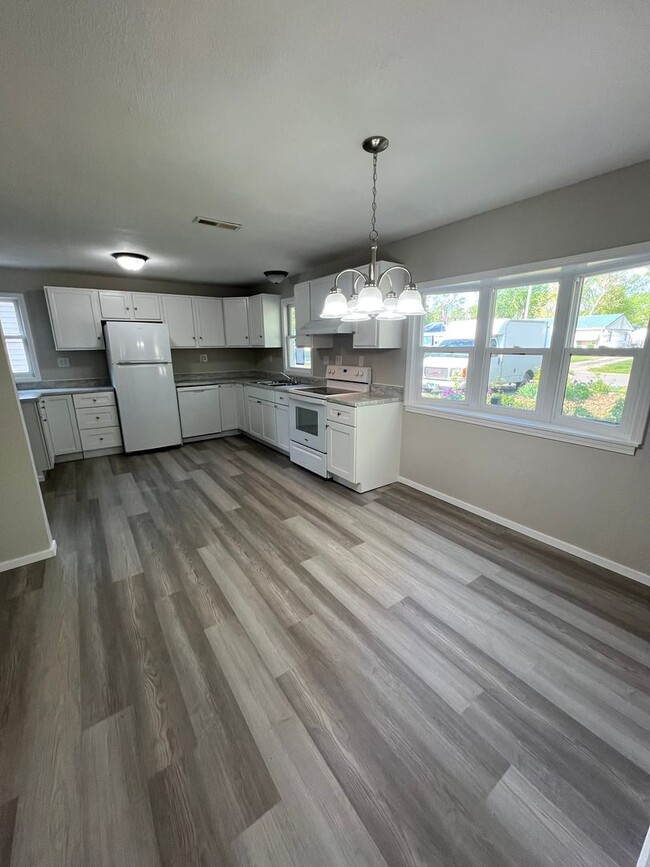 Building Photo - Completely Updated 3 Bedroom 2 Full Bath