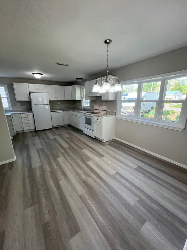 Foto del edificio - Completely Updated 3 Bedroom 2 Full Bath