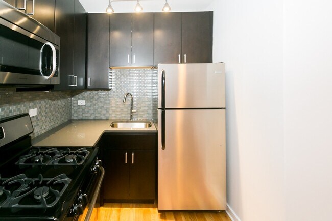 Foto del edificio - 2402 N Kedzie Blvd