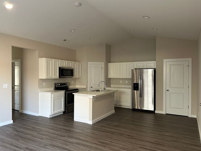 Foto del edificio - Duplex with 2 Car Garage near Goddard- Fir...