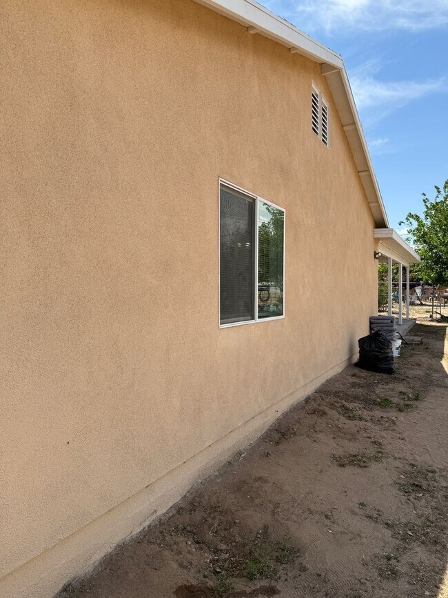 Foto del edificio - Charming 4-Bedroom Home for Rent in Hesperia, CA!