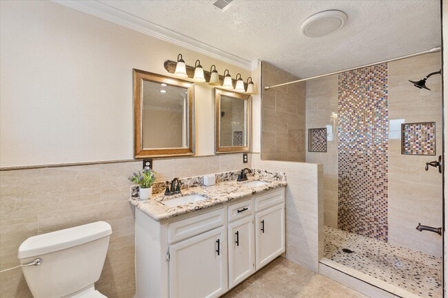 Building Photo - 16930 Stardale Ln