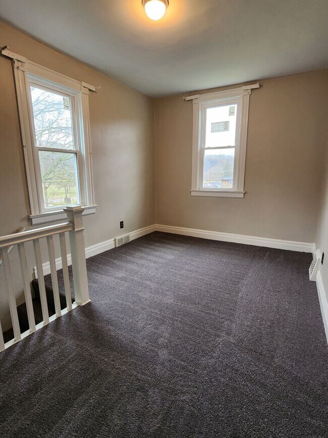 Building Photo - 3 bedroom home with large backyard on quie...