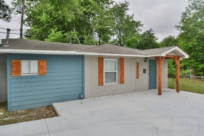 Building Photo - 1/1 Retreat! Very Spacious Open Floor Plan!