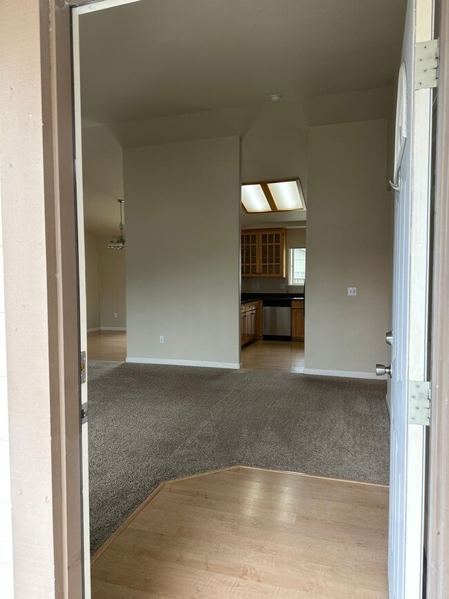 Building Photo - Sunny 3 Bedroom, 2 full bath w/Solar and B...