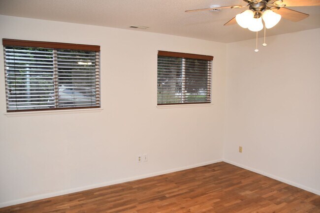Foto del edificio - 3 Bedroom 1 Bath University Place Rambler on Quiet Cul De Sac