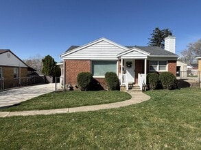 Building Photo - 721 Robins Ave