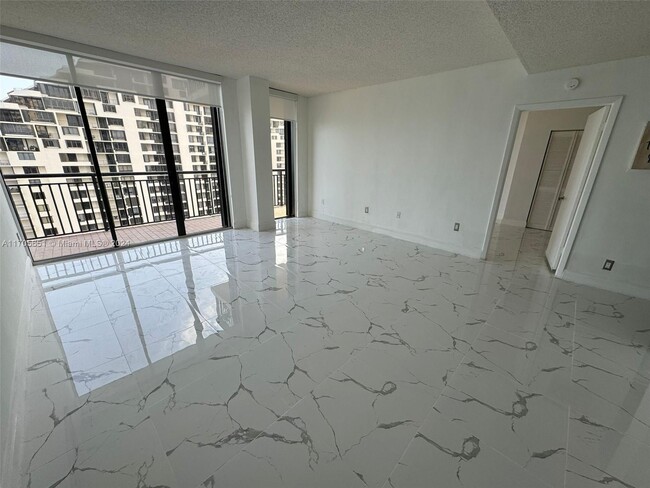 Building Photo - 540 Brickell Key Dr