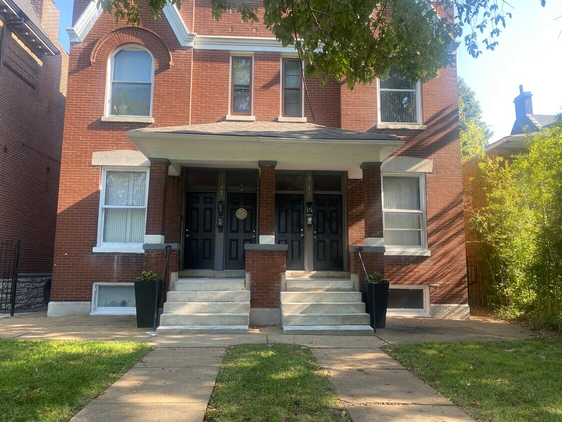 2125 Russell Blvd Unit 2125 2F, Saint Louis, MO 63104 Apartments in
