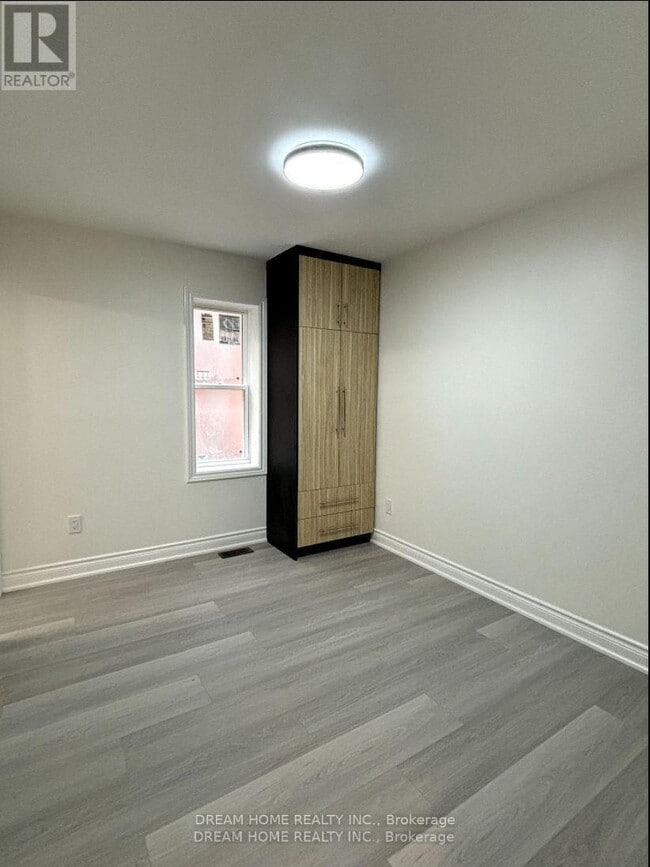 Photo du bâtiment - 643-643 Bathurst St