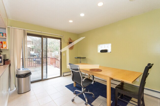 Building Photo - 148 Thorndike St