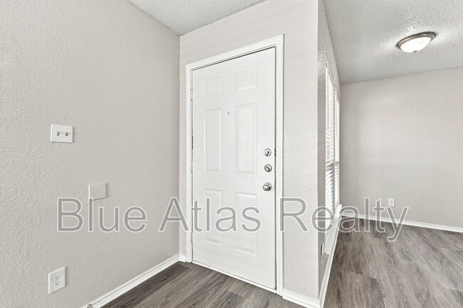 Building Photo - 8133 Foxfire Ln