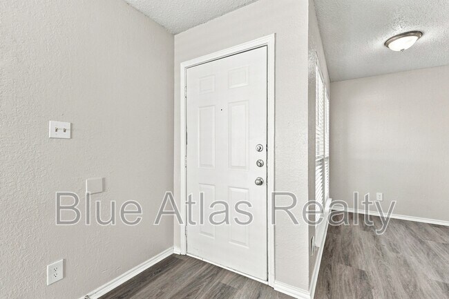Foto del edificio - 8133 Foxfire Ln