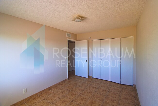 Building Photo - 4 plex apt with 2 beds and a bath, spaciou...