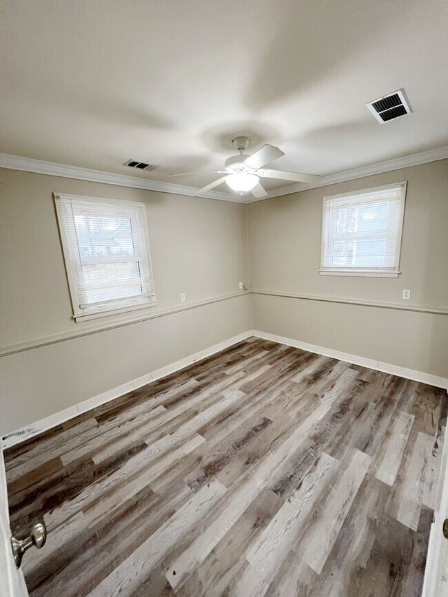 Foto del edificio - COMING SOON: Family-Friendly Home with Plenty of Space!