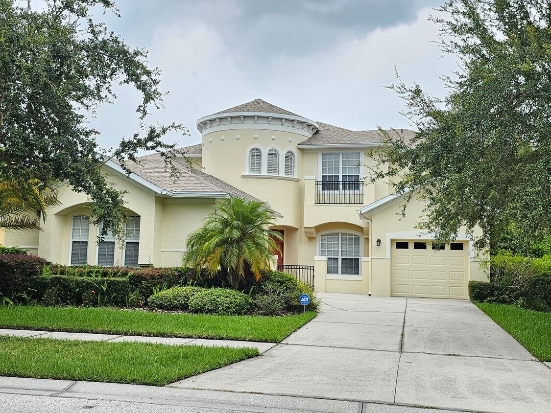 Foto principal - 4 bedroom, 4 bathroom, 3 car garage on con...